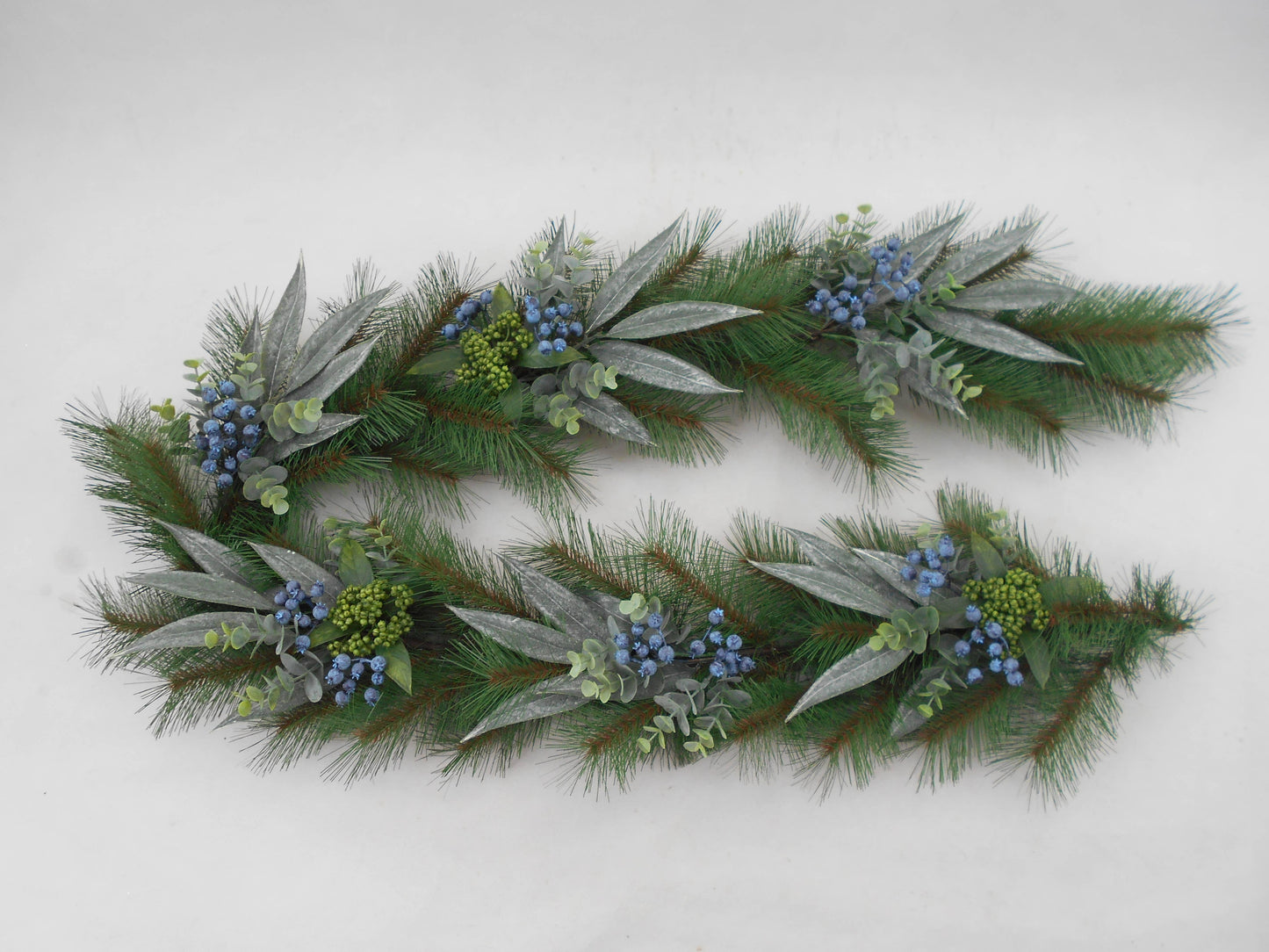 Beautiful! Artificial Christmas Pine Eucalyptus Blueberry Garland 6'